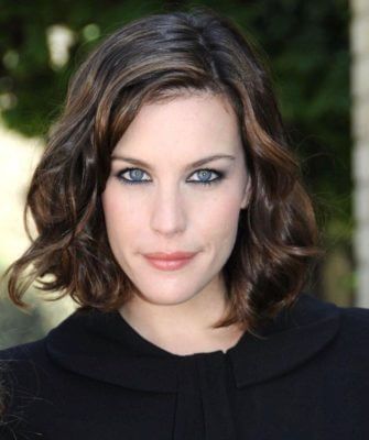 Tienen los ojos de color marrón oscuro, negros o azul oscuro. La piel de estas mujeres es blanco