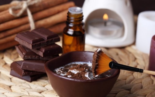 El cacao es rico en antioxidantes y aceites naturales, por lo cual ayuda a combatir la piel seca y agrietada. Mascarillas caseras para la cara.