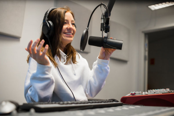 Un podcast es como un programa de radio, pero personalizable, especial para mujeres. Trabajos desde casa.
