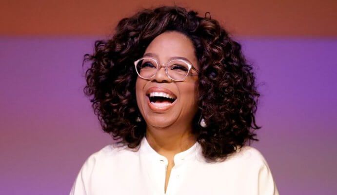 Oprah logró tomar el control de su vida para iniciar como comentarista y más tarde como productora. Frases de mujeres emprendedoras.