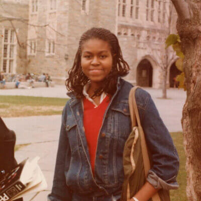 cuando la madre de su compañera de cuarto de la universidad, exigió que cambiaran a su hija de habitación porque Michelle era negra. Documental de michelle obama.