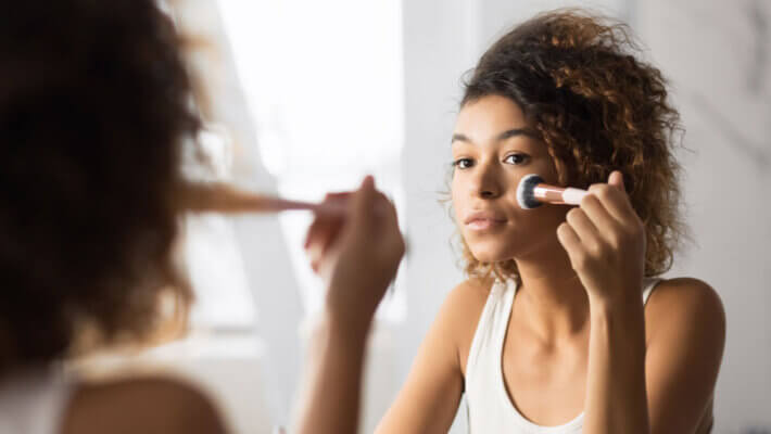 Maquillaje para piel madura. Un buen tip para disimular los párpados caídos es aplicar un tono de sombra medio oscuro encima del párpado caído.