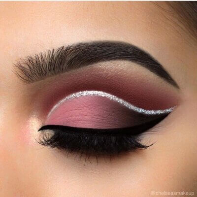 Debido al uso del tapabocas la ausencia de tener los labios definidos y con color, nos permite darle todo el protagonismo a los ojos. Maquillaje para cubrebocas ideal.